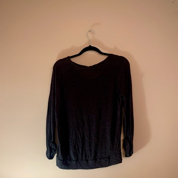 🔥2/$15🔥Graphic Women’s long sleeve - Picture 3 of 3